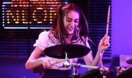 女明星弹钢琴爆料视频,女明星弹琴视频引发热议