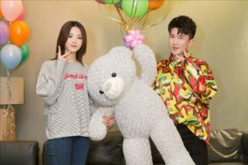 娱乐圈吃瓜背景板图,揭秘“吃瓜群众”背后的故事